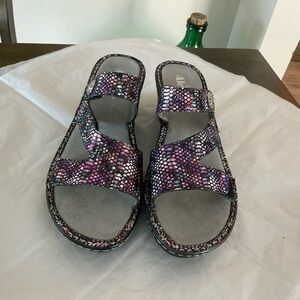 Alegria Womens Size 39/ US Size 8. Loti Embossed Metallic Wedge Leather Shoes
